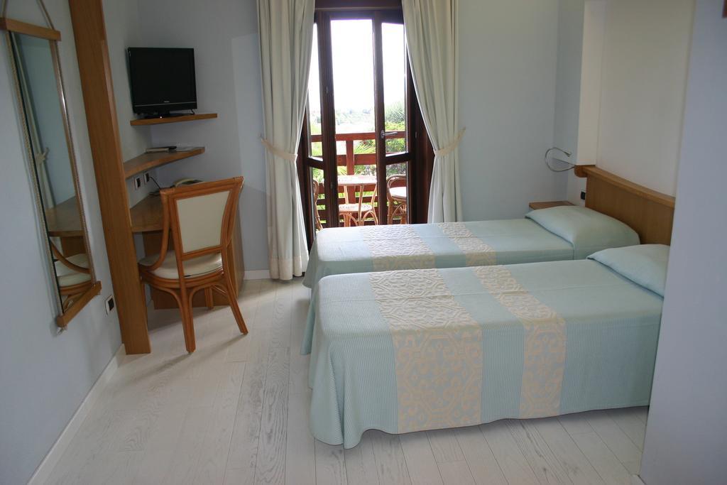 Hotel Cala Reale Stintino Bagian luar foto