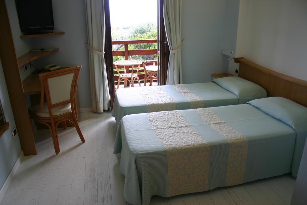 Hotel Cala Reale Stintino Bagian luar foto